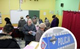 Wybory parlamentarne 2015. Przewodniczący jednej z komisji we Włocławku zrywał plakaty wyborcze