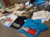 Podróbki koszulek i spodni na targowisku miejskim w Będzinie. Policjanci zatrzymali obywatelkę Bułgarii 