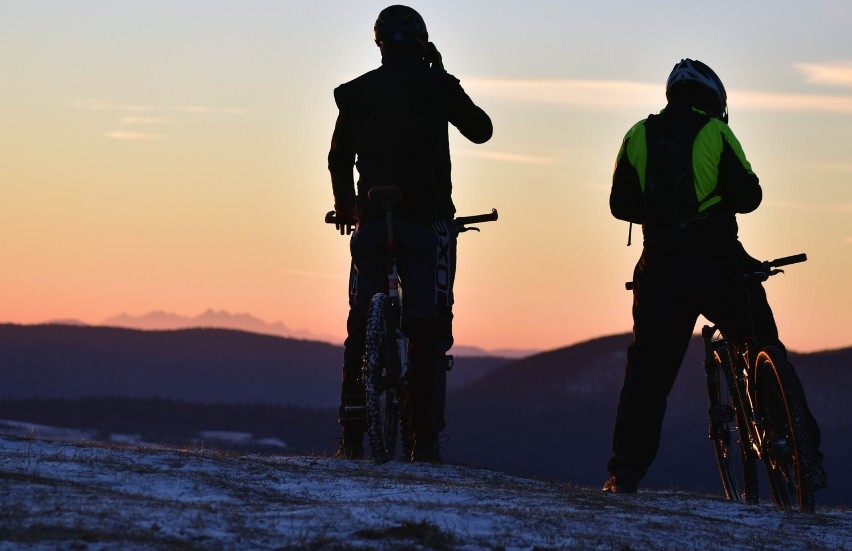 Zachód słońca z Przymiarek w Beskidzie Niskim z widokiem na Tatry [ZDJĘCIA]