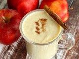 Jak zrobić smoothie szarlotkowe? Poznaj przepis na pyszny i zdrowy koktajl jabłkowo-owsiany. Takie śniadanie zjesz z przyjemnością 