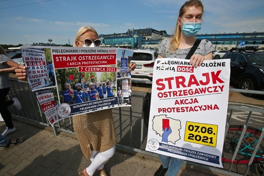 Protest pielęgniarek przed USK przy ulicy Borowskiej we...