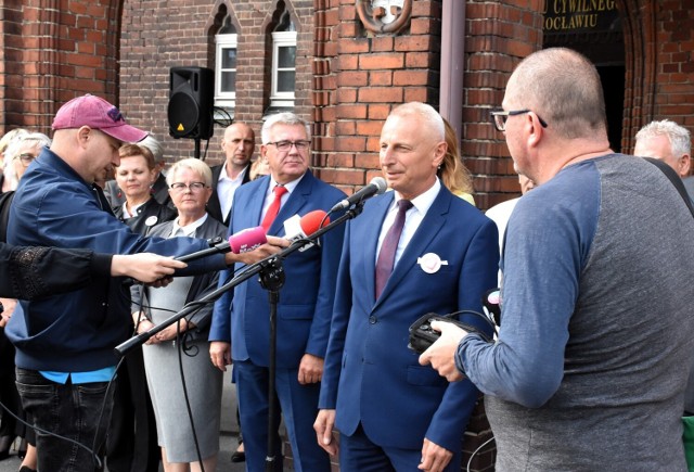 Podczas konferencji pod inowrocławskim ratuszem, Ryszard Brejza przedstawił powody ubiegania się o senatorski mandat. Przypomniał też swoją karierę samorządową i parlamentarną. Głos zabierał również przewodniczący Rady Miejskiej Inowrocławia