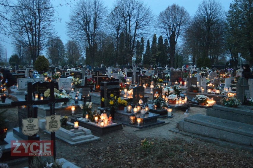 Krotoszyński cmentarz nocą [ZDJĘCIA]                            