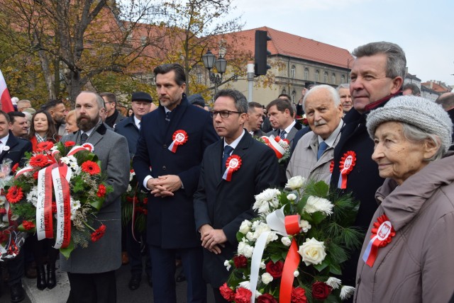 Święto Niepodległości w Kaliszu. Uroczystości pod pomnikiem Piłsudskiego i przemarsz ulicami miasta