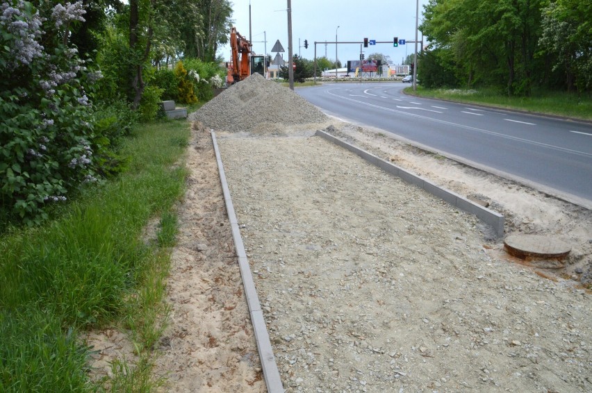 Budowa ścieżki rowerowej na ulicy Poznańskiej w Rawiczu (17.05.2022)