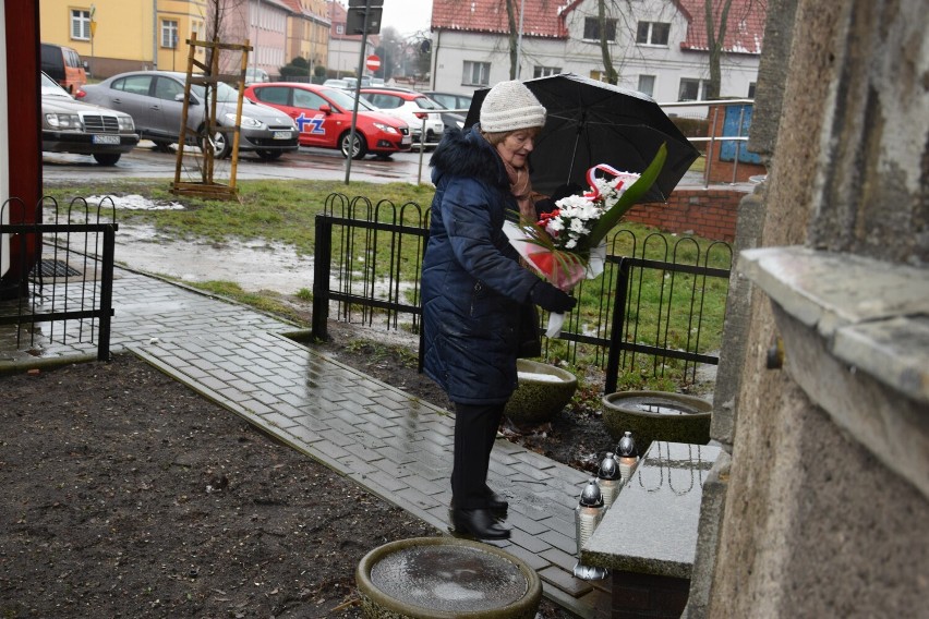 Pod tablicą upamiętniającą wywózki na Syberię złożono kwiaty