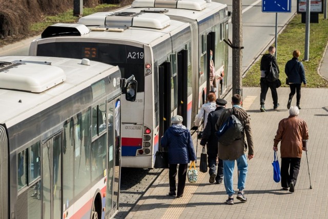 Na razie pasażerowie w Bydgoszczy muszą przyzwyczaić się do droższych biletów. Na pocieszenie, za rok nowy przewoźnik ma dysponować flotą nowoczesnych autobusów.