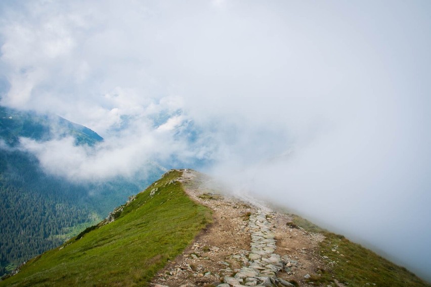 Tatry. Wyjątkowy spektakl chmur na Kasprowym Wierchu i Kopie Kondrackiej. Takie widoki pozostają w pamięci na długo