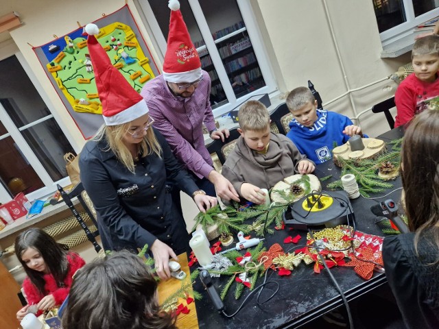 W Mikołajki odbyły się warsztaty świąteczne dla dzieci w bibliotece w Białowieży. Powstały przepiękne stroiki, które dzieci zabrały do domu