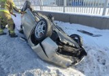 Wypadek koło Wrocławia: Samochód dachował, a kierowca z pasażerami zniknęli z miejsca zdarzenia. Zobacz zdjęcia