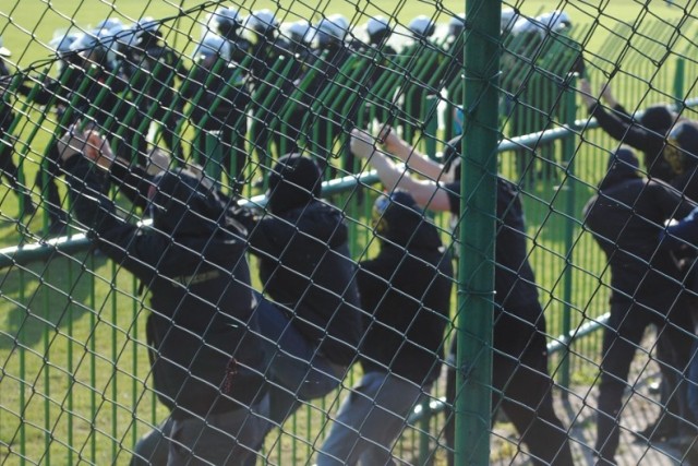 Śmierć kibica w Knurowie po burdach na boisku w Knurowie. Policja ujawniła nagranie wideo, na którym widać ten moment. Policjanci użyli broni gładkolufowej. W wyniku postrzału w szyję zmarł 27-latek. Osierocił córkę.