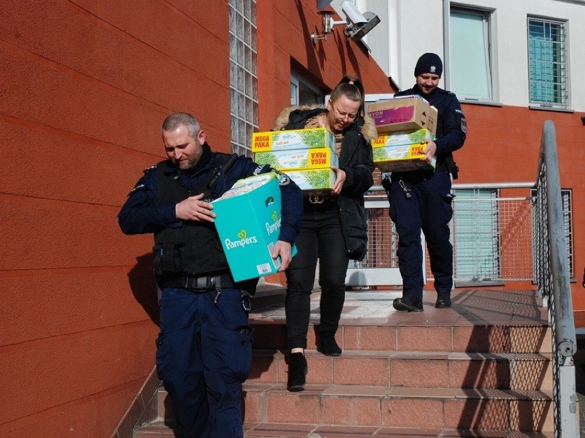 Człuchowscy policjanci także pomagają Ukrainie. Zebrali głównie środki czystości dla małych dzieci ZDJĘCIA