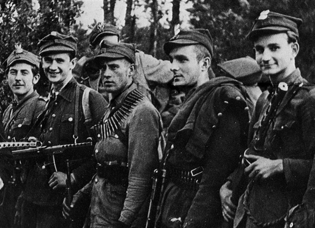 Partyzanci 25. pułku piechoty w lasach w okolicach Przysuchy we wrześniu 1944 roku
