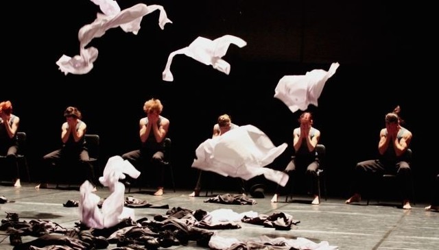 Scena zbiorowa ze spektaklu Ohada Naharina &#8222;Minus 2&#8221; zrealizowanego w Polskim Teatrze Tańca