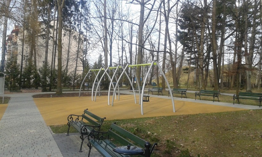 Zdezelowane huśtawki w parku miejskim