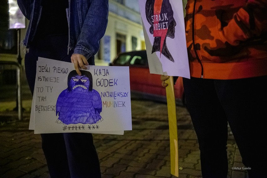 Strajk Kobiet w Tarnowie. Tysiące ludzi w marszu protestu przeciwko orzeczeniu Trybunału Konstytucyjnego w sprawie aborcji  [ZDJĘCIA] 26.10