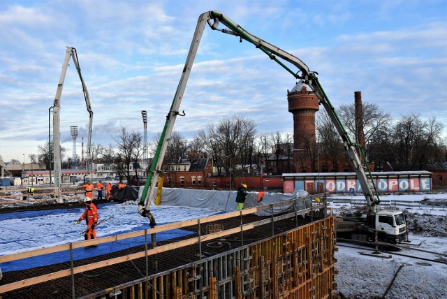 Centrum przesiadkowe Opole Wschodnie. Betonowanie drugiego segmentu tunelu pod nasypem kolejowym.