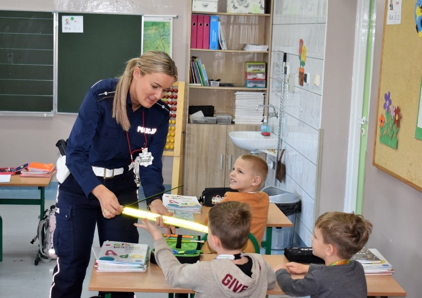 Policjanci z Komendy Powiatowej Policji w Złotowie przekazali najmłodszym uczniom elementy odblaskowe