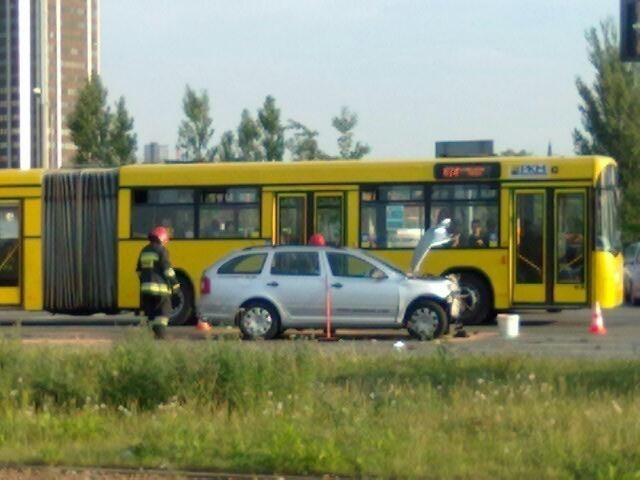 Dwa samochody zderzyły się na skrzyżowaniu Chorzowskiej i Grundmanna [ZDJĘCIA]