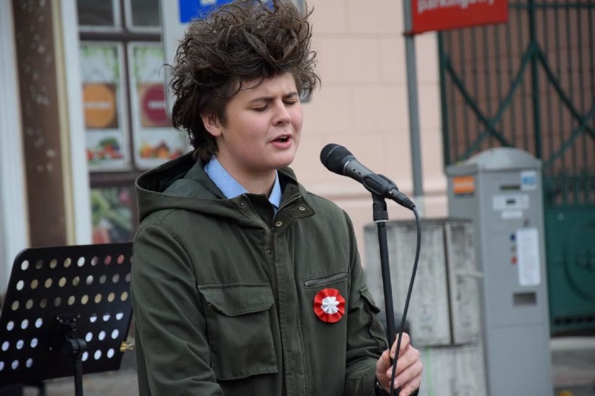 Niepodległościowy happening w Chodzieży: W roli główniej uczniowie Zespołu Prywatnych Szkół (FOTO)