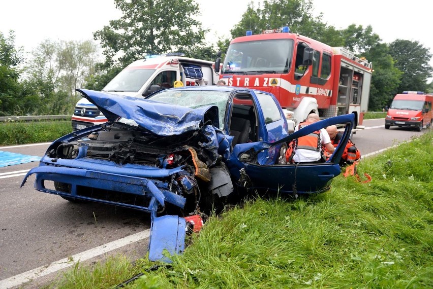 Wypadek koło Przemyśla. W Babicach citroen zderzył się z golfem. Ranne zostały trzy osoby [ZDJĘCIA]