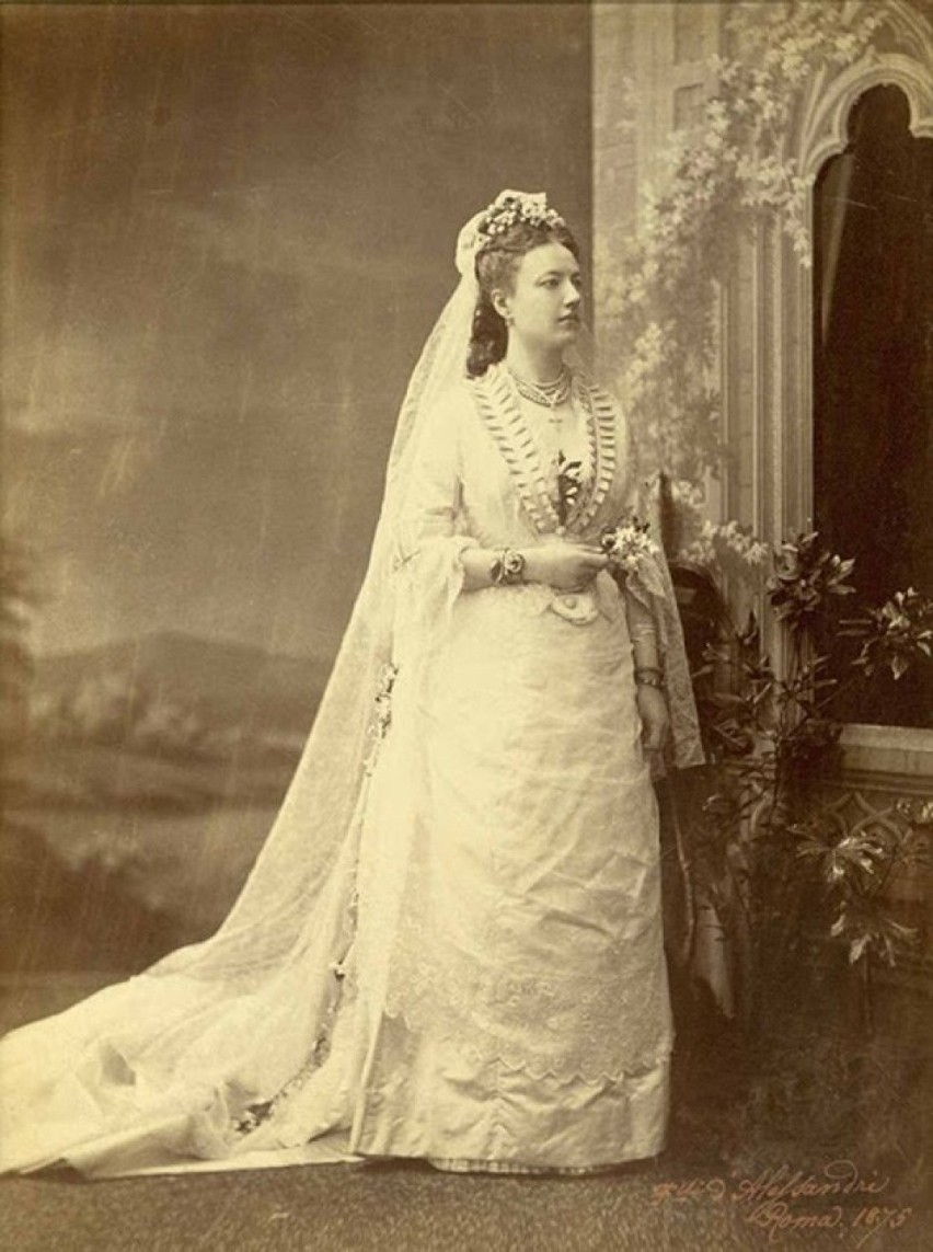 Jak wyglądały suknie ślubne w XIX w.? Niektóre zdjęcia mają...
