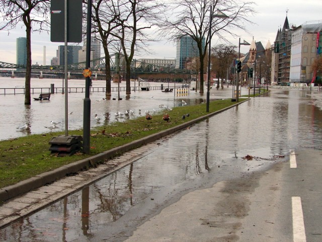Promenada nad Menem oraz poboczne ulice znajdują się pod wodą. 
Fot. Isabella Degen