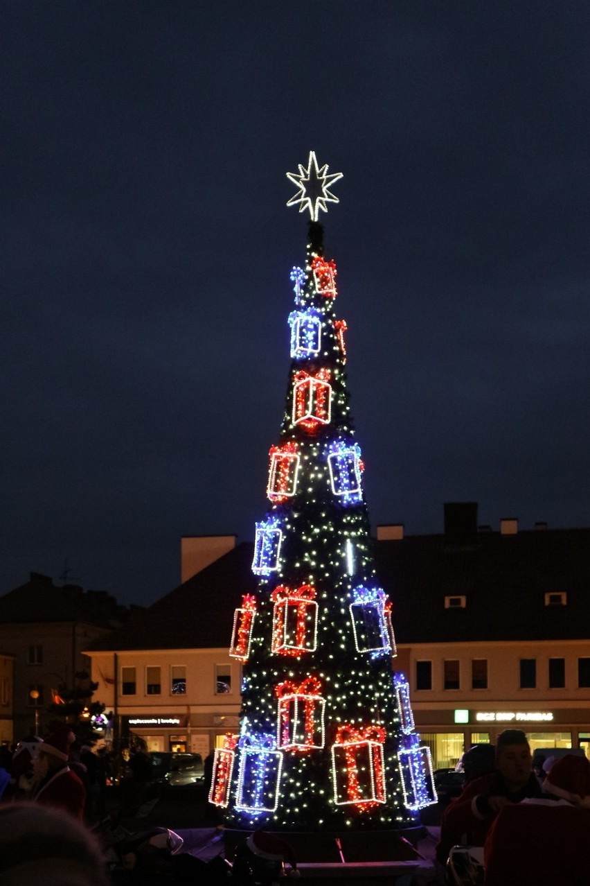 Na placu Legionów w Wieluniu rozbłysła już choinka i świąteczne iluminacje [ZDJĘCIA]