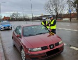 Apteczki dla kierowców od malborskiej drogówki. Policjanci wręczali je w ramach akcji „Bezpieczna droga na ferie”