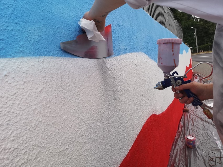 Mural upamiętnia 100 lecia Niepodległości, a także...