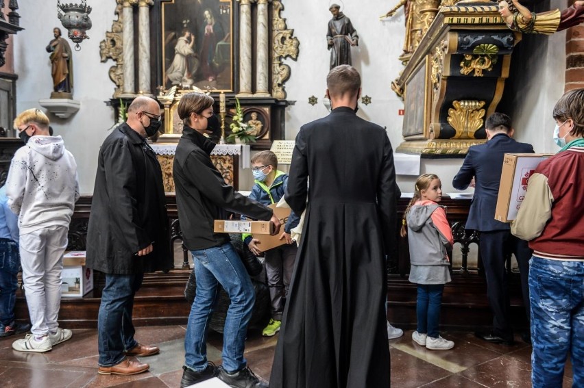 Caritas przekazał dwadzieścia laptopów i dwanaście drukarek...