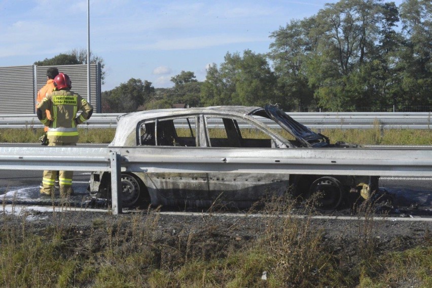 Na drodze ekspresowej S5 w niedzielę całkowicie spłonęło auto