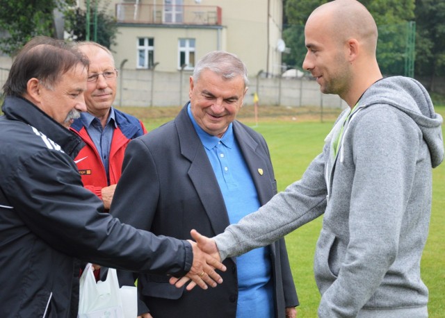 Krzysztof Sieczko (z prawej) uroczyście żegnany przez trzebińskich działaczy