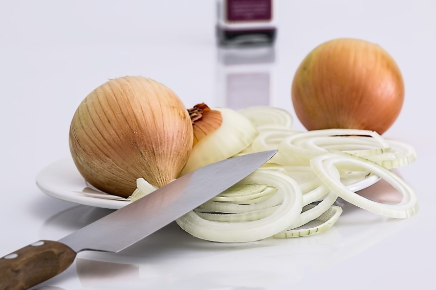 Jednym z wielu sposobów na krojenie cebuli bez płaczu jest...