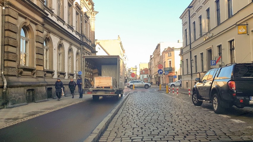 Leszno. Problem z parkowaniem  na Słowiańskiej. Kierowcy robią co chcą [ZDJĘCIA]