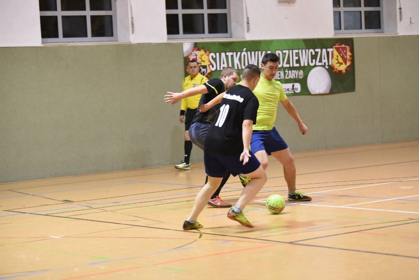 No i wystartowali! Ruszyła Żarska Liga Futsalu. Zamiast na zielonej trawie grają na żółtym parkiecie
