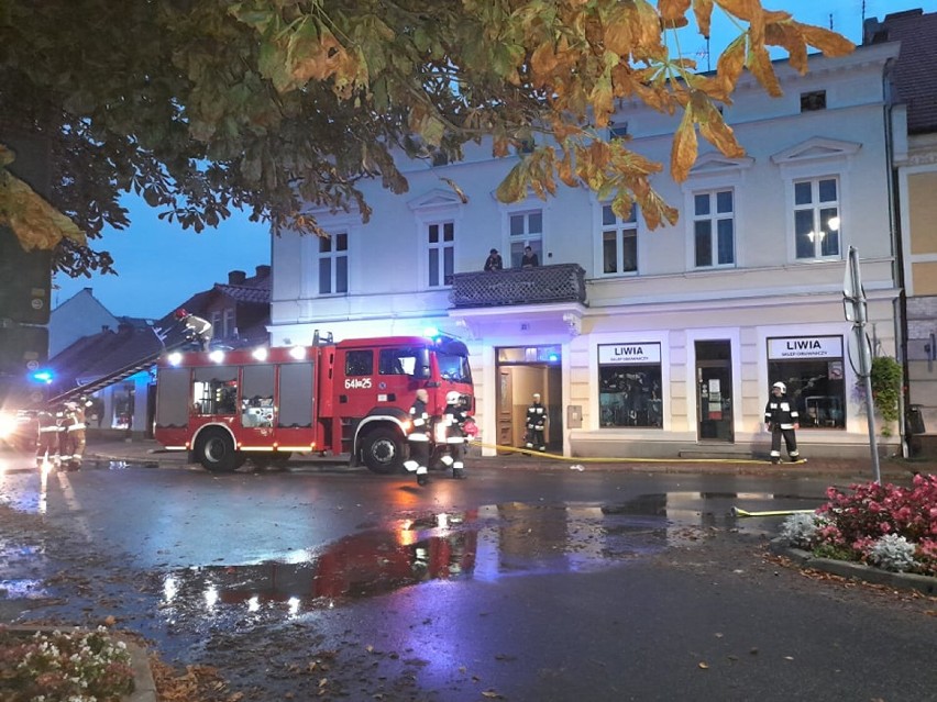 Wolsztyn: Pożar budynku przy ulicy Roberta Kocha. Liczne zastępy straży pożarnej na miejscu