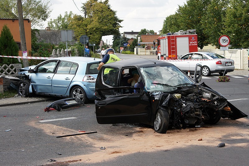 Wypadek w Piotrowie. Wymusił pierwszeństwo na krzyżówce. Cudem nikt nie zginął. ZDJĘCIA