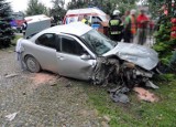W Żbikowicach rozbite auto, płot i dom – czworo rannych w szpitalu