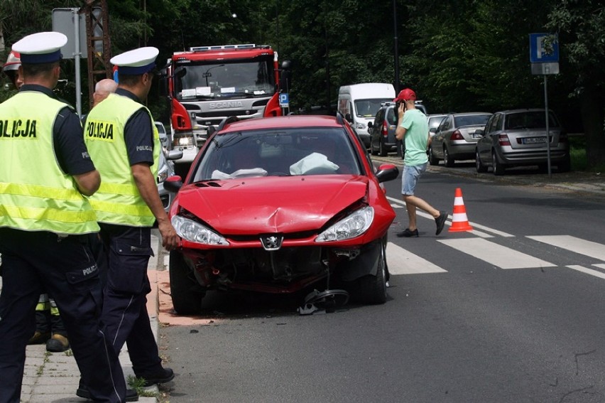 Wypadek na ulicy Mickiewicza w Legnicy [ZDJĘCIA]