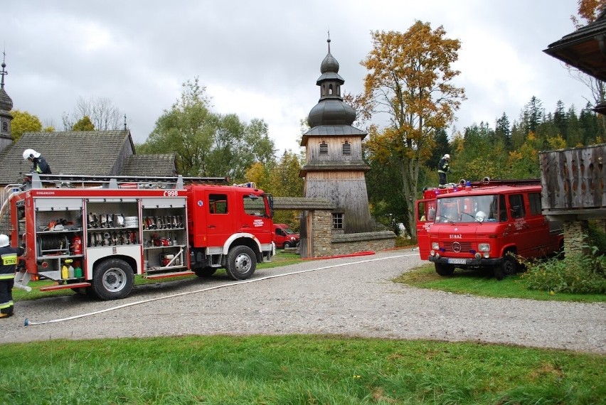 Orawa. Manewry strażaków z gminy Jabłonka w skansenie w Zubrzycy Górnej. Ćwiczyli, jak ugasić pożar w muzeum