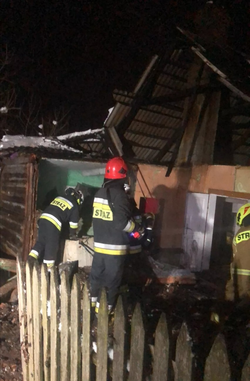 Pożar drewnianego domu w Krzywczy. Na miejscu strażacy z Przemyśla, Dubiecka, Babic i Krzywczy [ZDJĘCIA]