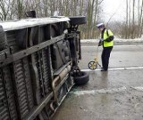 Między Suchaniem a Krąpielem wywrócił się samochód ciężarowy