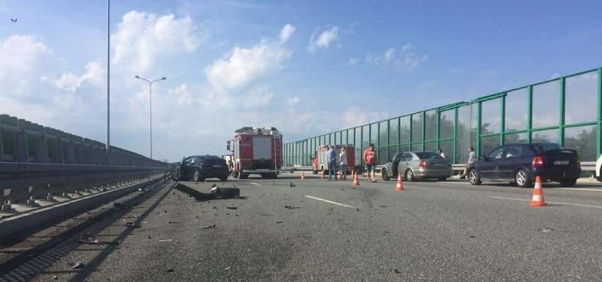 Wypadek na autostradzie A1 w Knurowie: Jedna osoba ciężko ranna. Akcja śmigłowca LPR