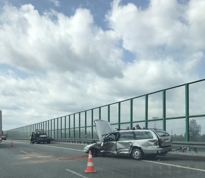 Wypadek na autostradzie A1 w Knurowie: Jedna osoba ciężko ranna. Akcja śmigłowca LPR