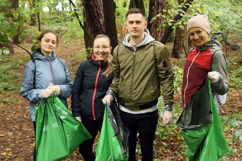 Wielkie sprzątanie terenów zielonych nad Zalewem Zemborzyckim. Ochotnicy ruszyli w las i wzięli udział w pikniku ekologicznym