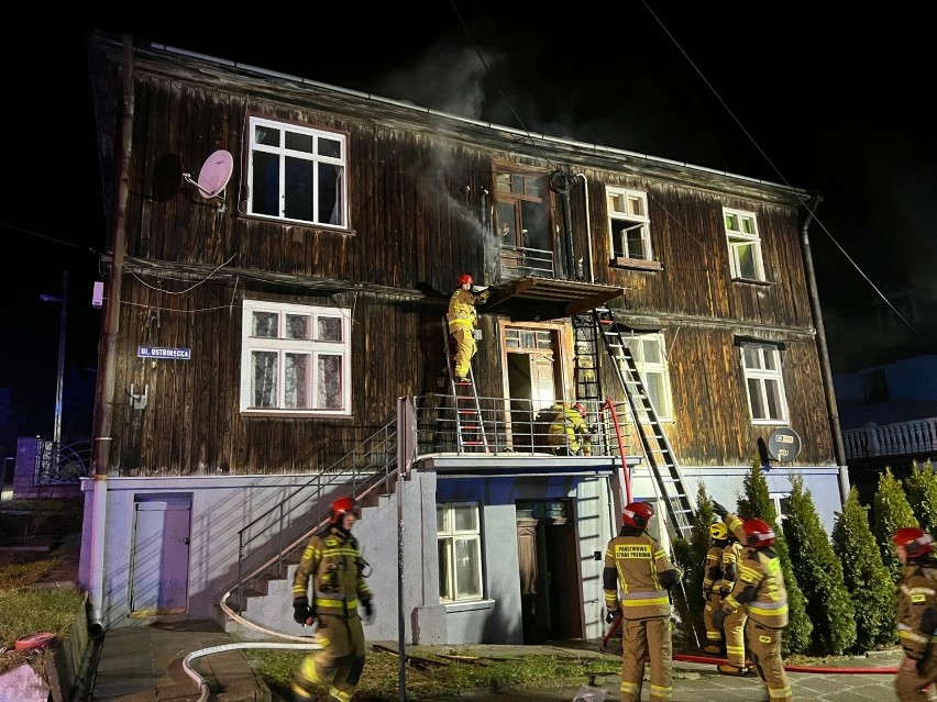 Pożar ściany drewnianego domu przy ul. Ostrołęckiej w Przemyślu. Ewakuowano 5 osób [ZDJĘCIA, WIDEO]