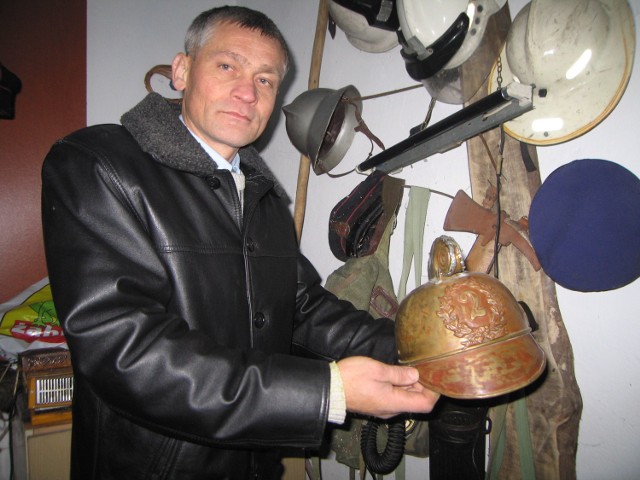 Sławomir Bedlechowicz z Konradowa prezentuje zbiory zgromadzone w swoim domowym muzeum