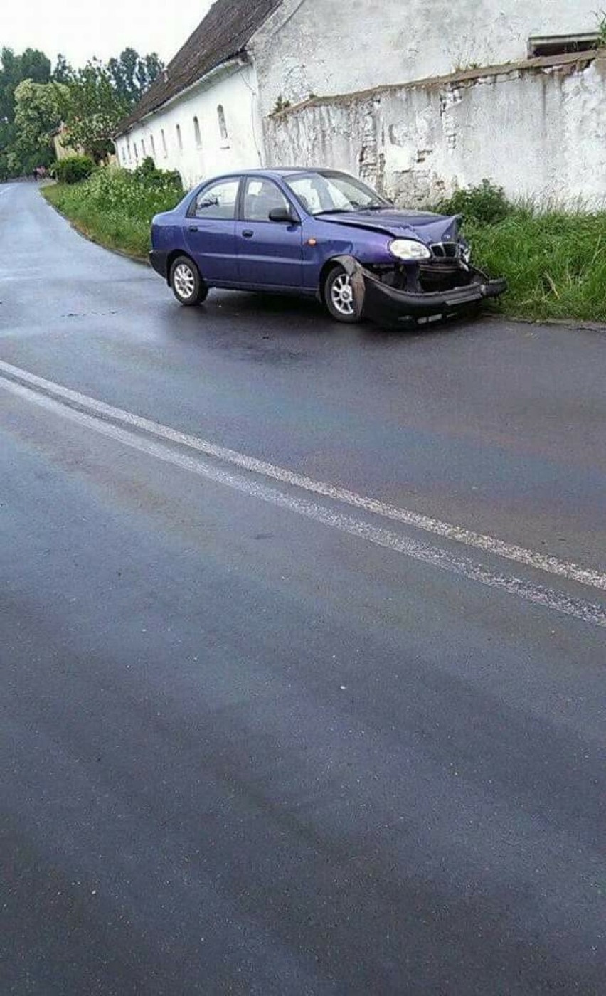 Niebezpieczna substancja na drodze! Doszło do zderzenia dwóch samochodów [GALERIA ZDJĘĆ]