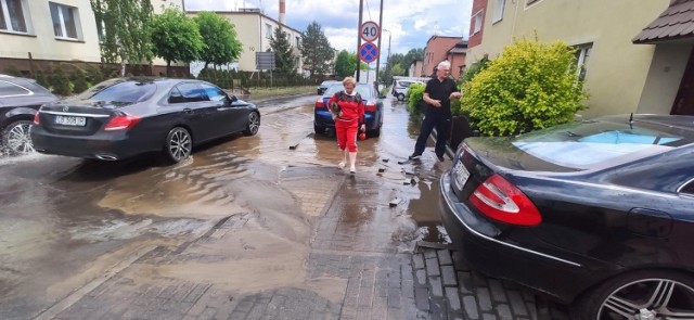 Awaria na Jachcicach. Tysiące litrów wody wylało się na ulicę.